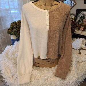 Hollister - Tan and White Long-Sleeve Cropped Sweater